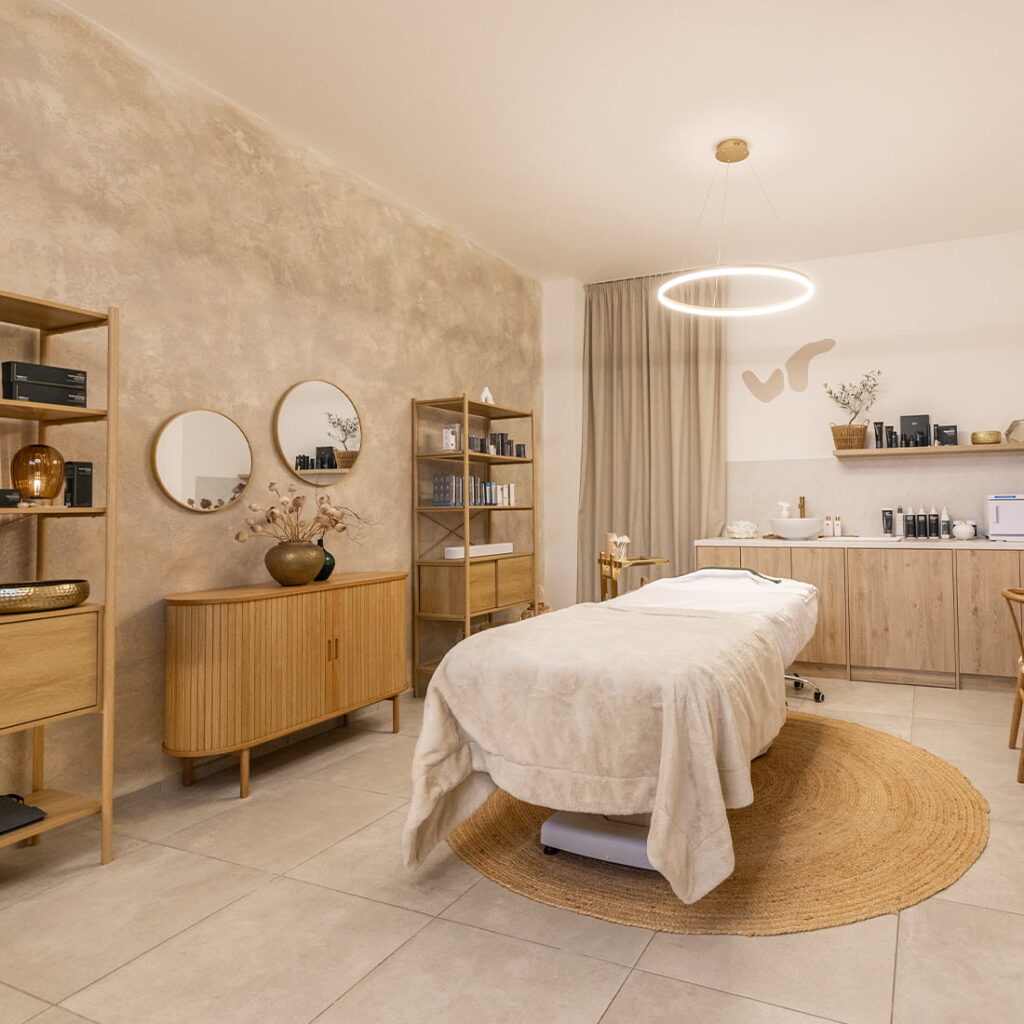 Elegantní kosmetický salon The Beauty v Plzni – moderní minimalistický interiér inspirovaný středomořským stylem.